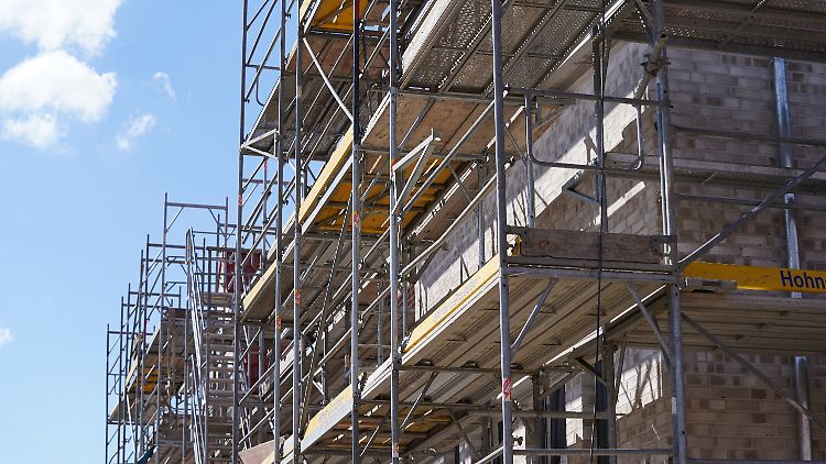 Die Krise erfasst auch den Wohnungsbau in Deutschland. Nach Angaben des IFO-Instituts nimmt die Zahl der Auftragsstornierungen deutlich zu. 