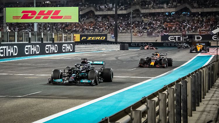 Lewis Hamilton vor Max Verstappen beim Rennen in Abu Dhabi im Dezember 2021. Kurz darauf die Wachablösung. Aber ging alles mit rechten Dingen zu? 