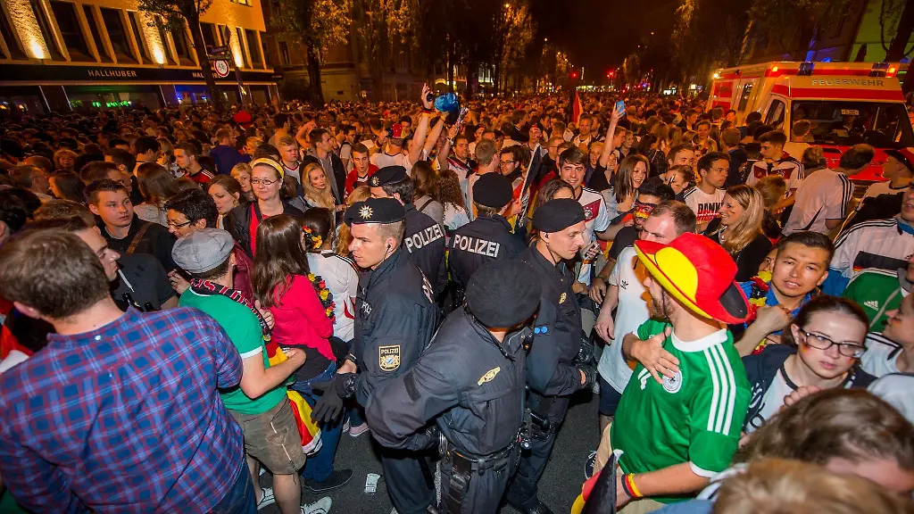 Mehrere-Polizisten-sind-am-13-07-2014-auf-der-Leopoldstrasse-in-Muenchen-Bayern-waehrend-der-Weltmeisterschaftsfeier-zu-sehen