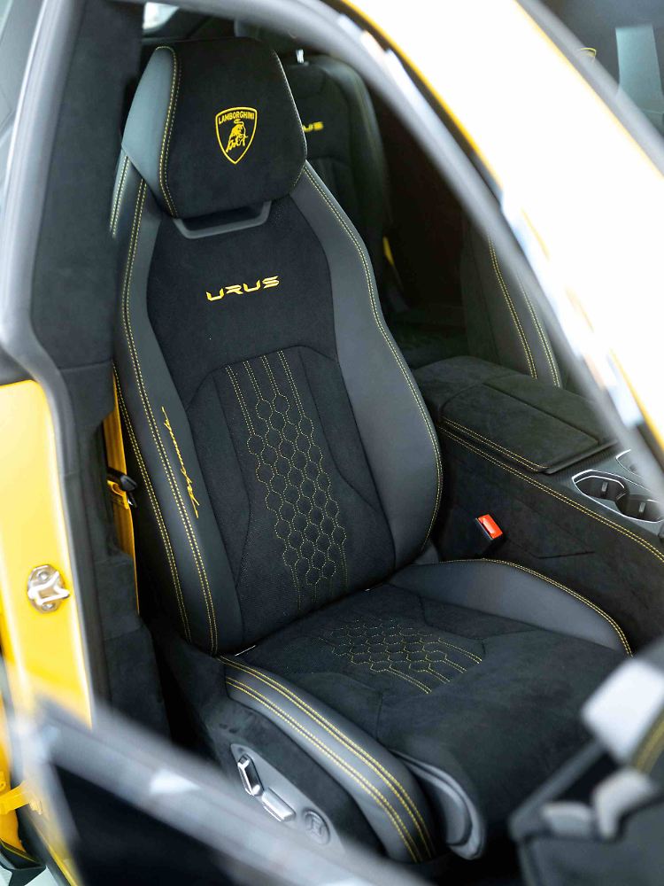 Schon die Sitze des Lamborghini Urus Performante stellen auf eine eher sportliche Fahrweise ein.