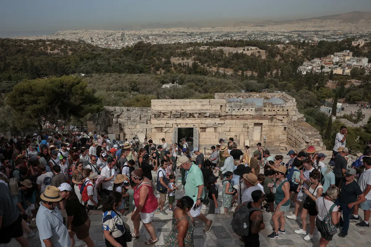 epi-220144088-REUTERSFOTO-2024-06-13T083658Z-851626664-RC27A8AQQFU7-RTRMADP-3-EUROPE-WEATHER-GREECE-HEATWAVE-JPG-Heatwave-hits-Greece-1