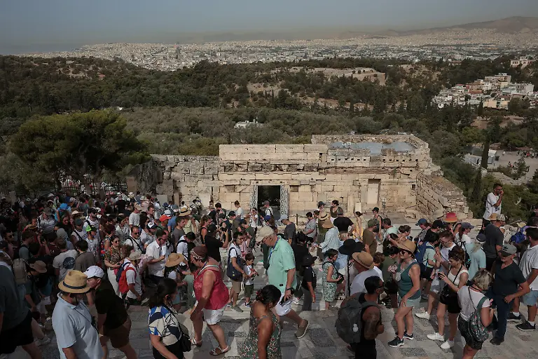 epi-220144088-REUTERSFOTO-2024-06-13T083658Z-851626664-RC27A8AQQFU7-RTRMADP-3-EUROPE-WEATHER-GREECE-HEATWAVE-JPG-Heatwave-hits-Greece-1