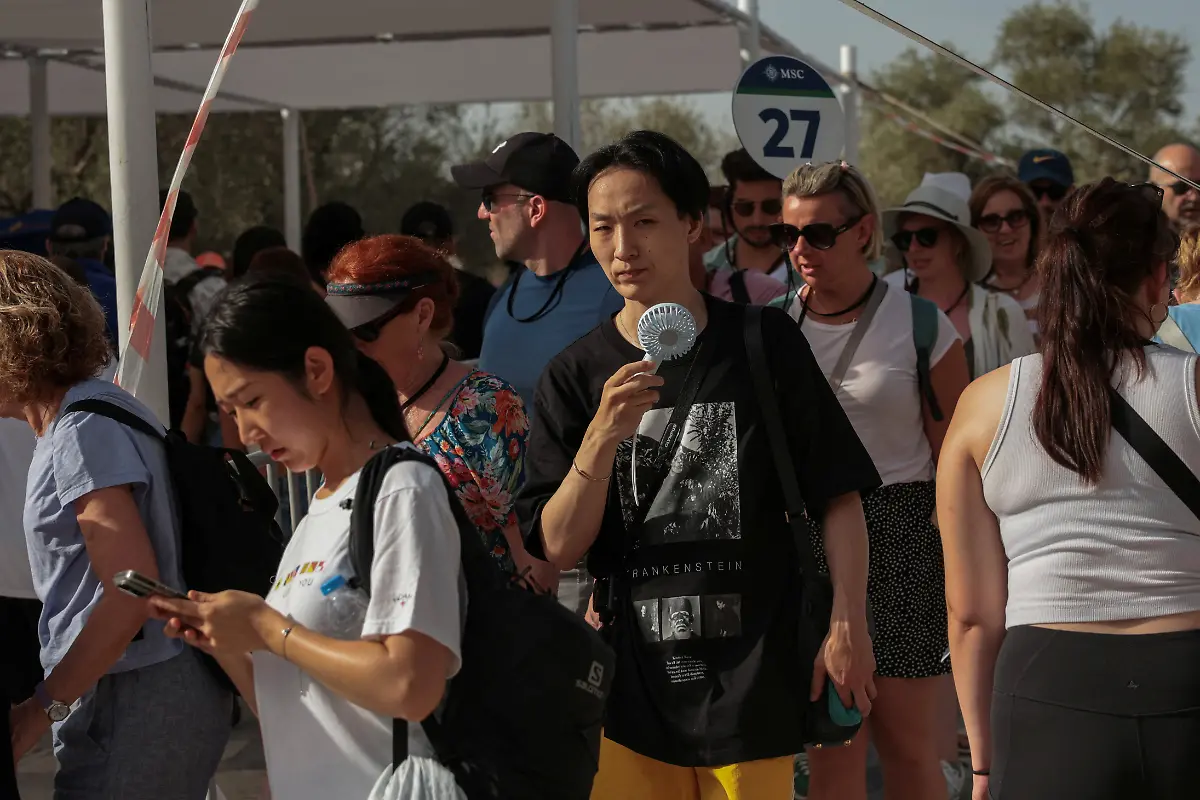 epi-220142921-REUTERSFOTO-2024-06-13T071020Z-827187525-RC26A8AJ3AQ9-RTRMADP-3-EUROPE-WEATHER-GREECE-HEATWAVE-JPG-Heatwave-hits-Greece