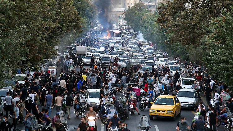 Die iranische Nachrichtenagentur Ilna begründete die Proteste in der Öl- und Gasindustrie mit einer Entlassung von 20 Mitarbeitern.