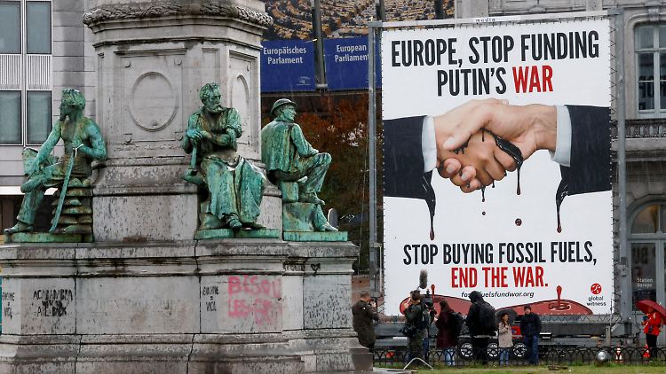 Aktivisten haben ein Plakat vor dem Europäischen Parlament in Brüssel aufgestellt. Dass die Sanktionen verschärft werden sollen, sagen in Deutschland aber nur 30 Prozent.