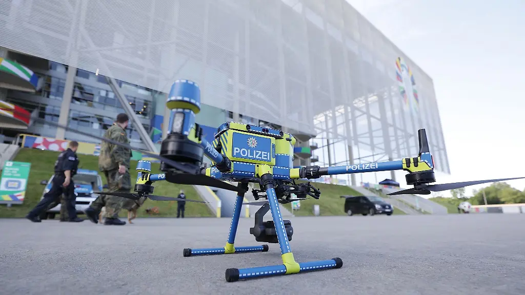 Eine-Drohne-der-Polizei-im-Einsatz-vor-dem-Duesseldorfer-UEFA-Fussballstadion