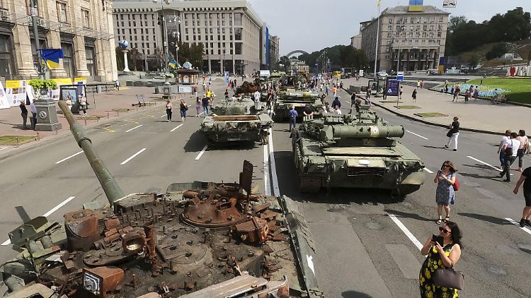 In Kiew hatten die Behörden zerstörte russische Militärtechnik ausgestellt.