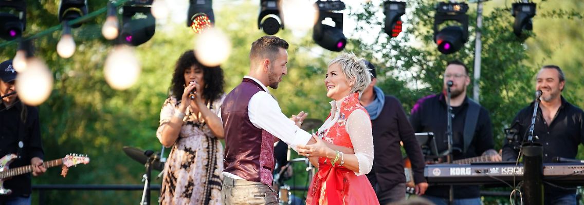 Fleckviehzüchter Michael K. und Inka Bause legen eine flotte Sohle aufs Parkett - Quelle RTL Stefan Gregorowius.jpg