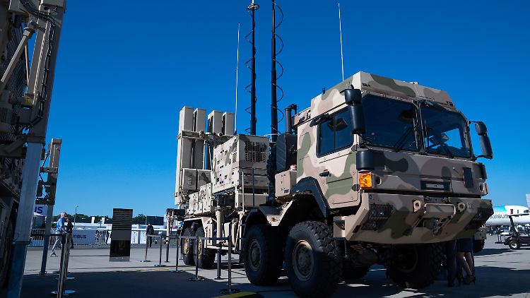 Das 140 Millionen Euro teure IRIS-T-System besteht aus vier Fahrzeugen - einem Feuerleitgerät und drei Raketenwerfern.
