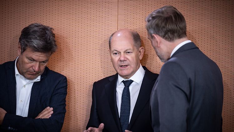 Kanzler Scholz (m.) konnte zwischen Lindner (r.) und Habeck (l.) - alle drei hier bei einer früheren Kabinettssitzung - keine Einigung erzielen.