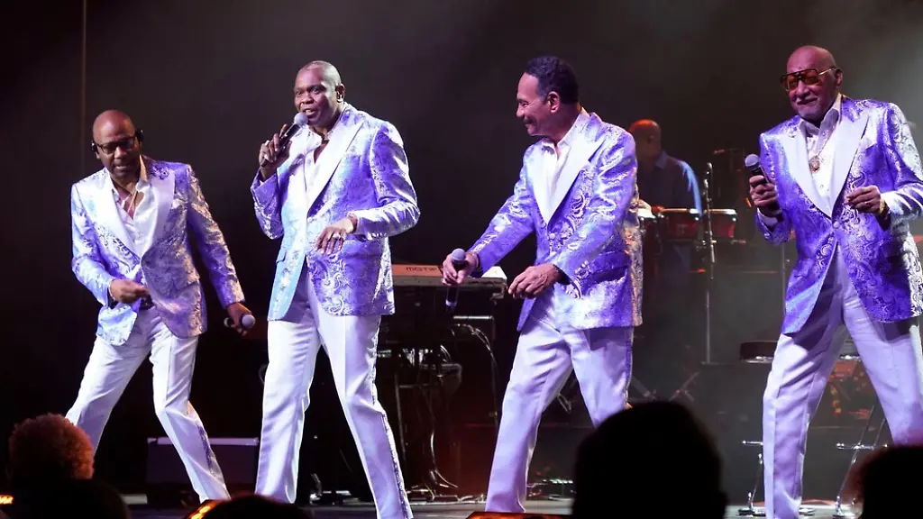 Lawrence-Payton-Jr-Alexander-Morris-2-v-l-Ronnie-McNeir-und-Abdul-Fakir-von-den-The-Four-Tops-2022-bei-einem-Konzert