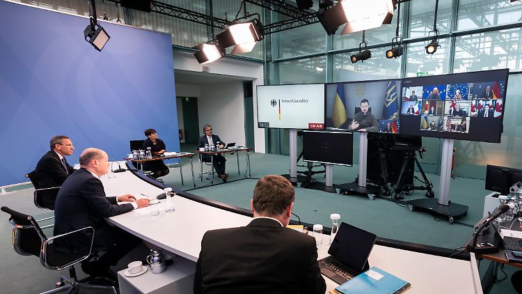 Kanzler Olaf Scholz sichert in der Videokonferenz mit den G7-Staaten und dem ukrainischen Präsidenten Wolodymyr Selenskyj der Ukraine Hilfe zu.