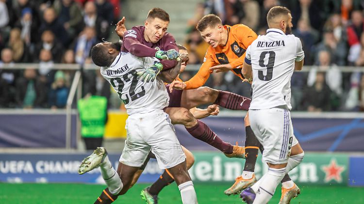 DFB-Profi Rüdiger konnte die Real-Pleite gerade noch verhindern und wurde dabei am Kopf verletzt.