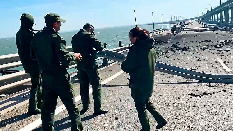 Russische Ermittler auf der beschädigten Krim-Brücke. 
