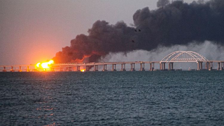 Die tagelang gesperrte, inzwischen aber reparierte Brücke ist für Russland ein wichtiger Versorgungsweg für den Krieg gegen die Ukraine. 
