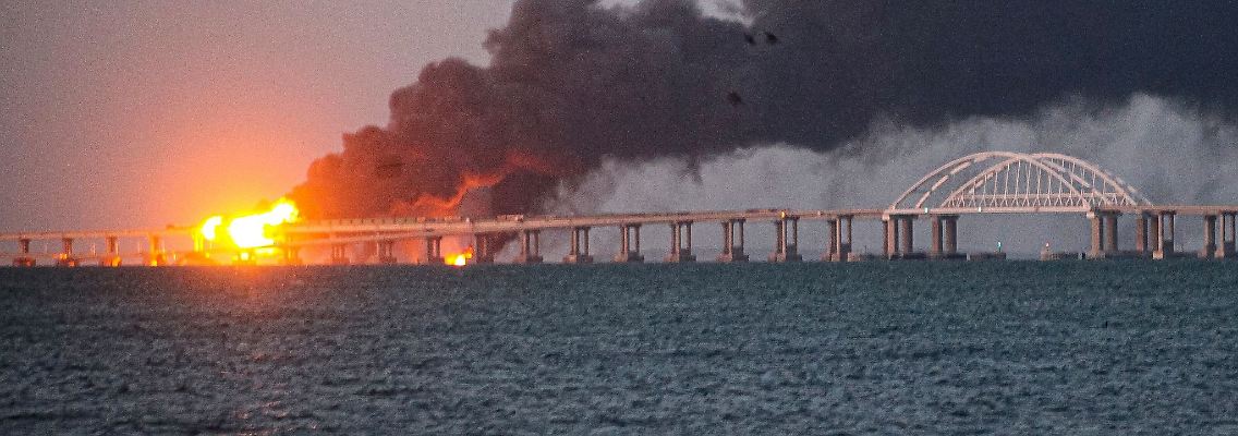 Die Krim-Brücke wurde bei einer Explosion schwer beschädigt.