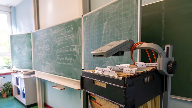Viele Schulen in Deutschland nutzen im Unterricht noch Kreide und Overhead-Projektoren statt digitaler Tafeln und Tablets.
