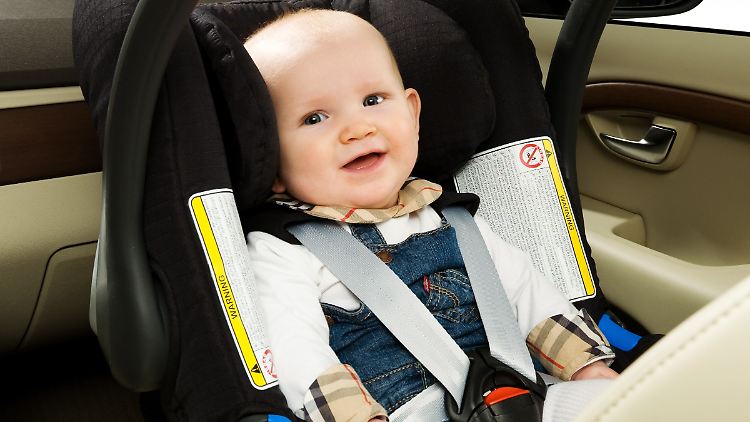 Schon Babys dürfen vorn mitfahren - Babyschalen werden dabei meist entgegen der Fahrtrichtung ausgerichtet.