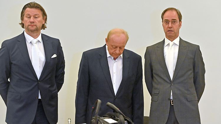 Alfons Schuhbeck zwischen seinen Anwälten zum Prozessauftakt - der Starkoch ist geständig.