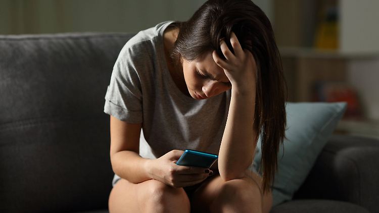 Allein mit dem Smartphone in der Corona-Isolation - diese Zeiten sind für die meisten vorbei. Das zeigt sich am Markt für Elektronik.