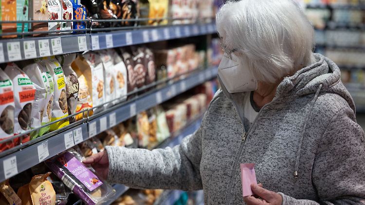 Die Maske könnte für Berliner und Berlinerinnen im Supermarkt bald wieder nötig sein.