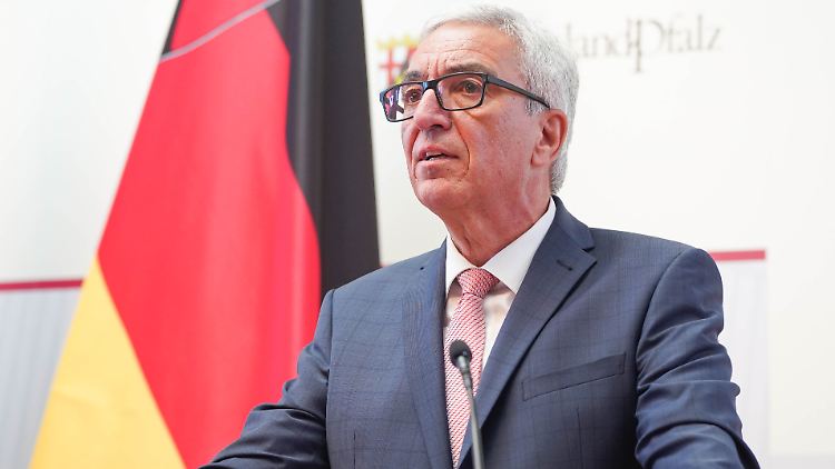 Der rheinland-pfälzische Innenminister Lewentz gibt dem Druck nach und tritt von seinem Amt zurück. 