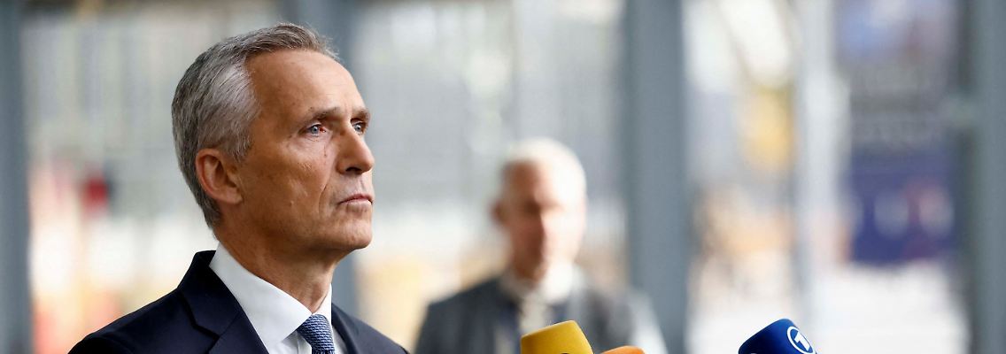 2022-10-12T091519Z_768022926_RC2LZW9PN09J_RTRMADP_3_UKRAINE-CRISIS-NATO.JPG
