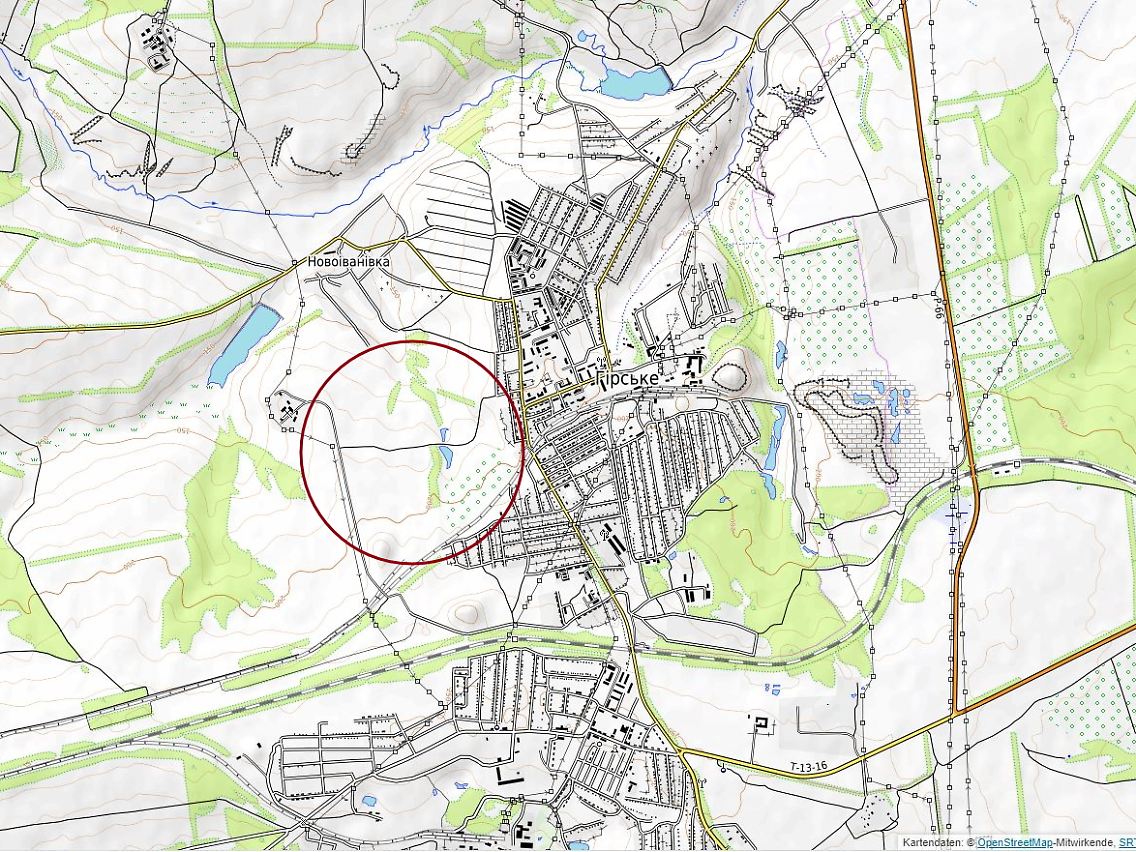 Blick auf Hirske (ukr. Гірське): Nördlich der Sperrlinie verläuft die Straße nach Wrubiwka, südlich die Bahntrasse zum örtlichen Kohlebergwerk.