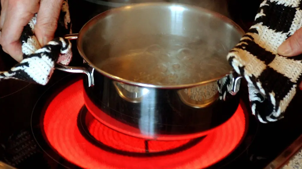 Ein-Topf-mit-kochendem-Wasser