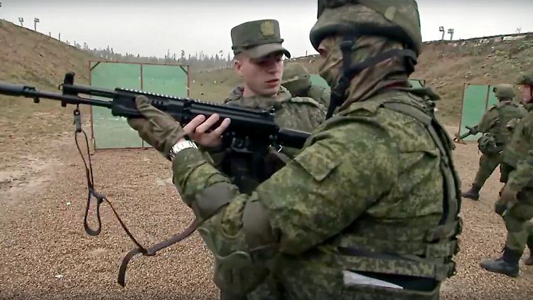 Ein Rekrut wird im Moskauer Patriot-Park für den Fronteinsatz in der Ukraine ausgebildet. 