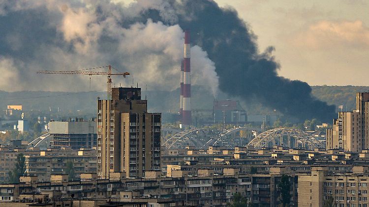 Experten zufolge gibt es Hinweise, dass Russland die Angriffe auf zivile Ziele ohnehin plante, sie nur wegen der Explosion auf der Krim-Brücke vorgezogen hat.