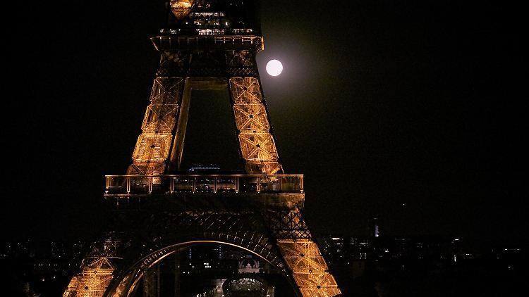 Um Energie zu sparen, wird der Eiffelturm spärlicher beleuchtet. Frankreichs verbraucher sparen jedoch nur wenig Strom, denn der Staat hat den Preis vollständig gedeckelt.