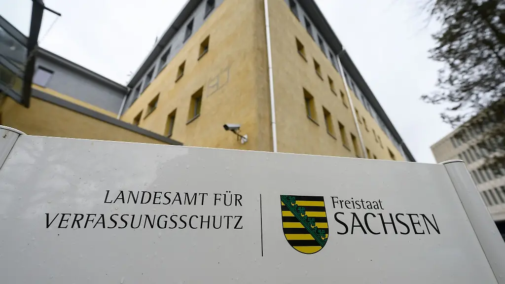 Ein-Hinweisschild-Landesamt-fuer-Verfassungsschutz-steht-vor-dem-Eingang-der-Behoerde