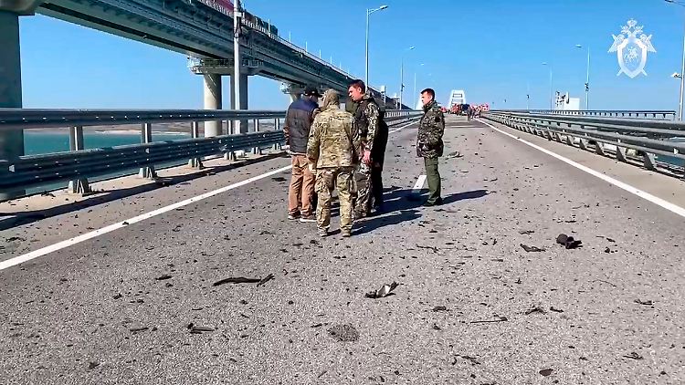 Russische Ermittler auf der beschädigten Krim-Brücke.