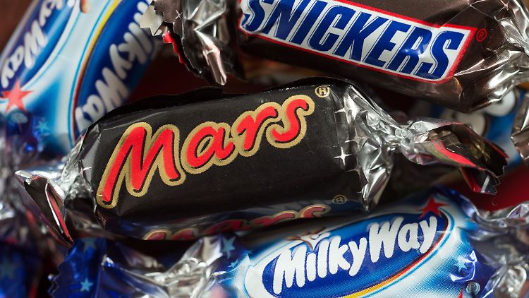Verschiedene Mars-Schokoriegel liegen bald nicht mehr in den Regalen von Edeka und Rewe. (Archivbild)