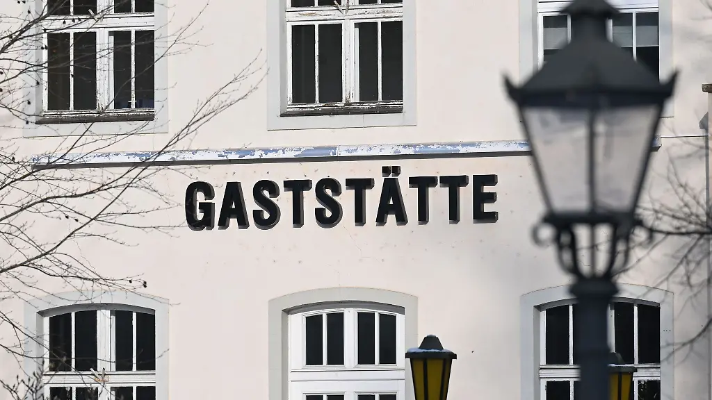 Das-Wort-Gaststaette-steht-an-der-Fassade-eines-Restaurants