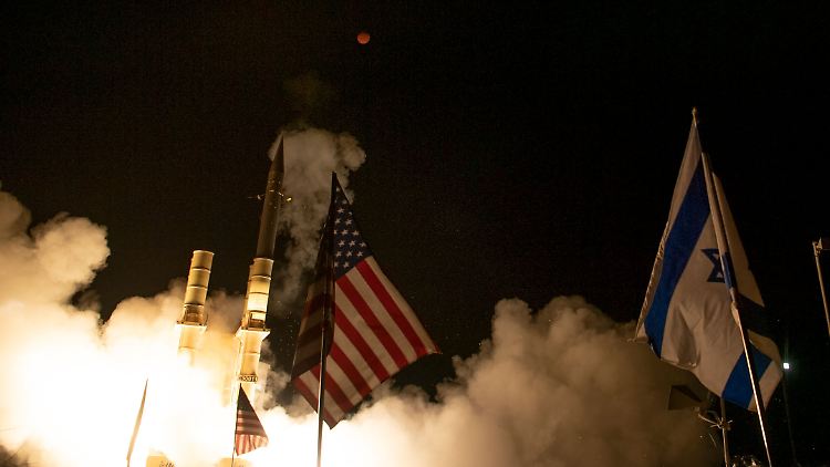 Die vom israelischen Verteidigungsministerium herausgegebene Aufnahme zeigt den Start einer Rakete des Raketenabwehrsystems "Arrow 3".