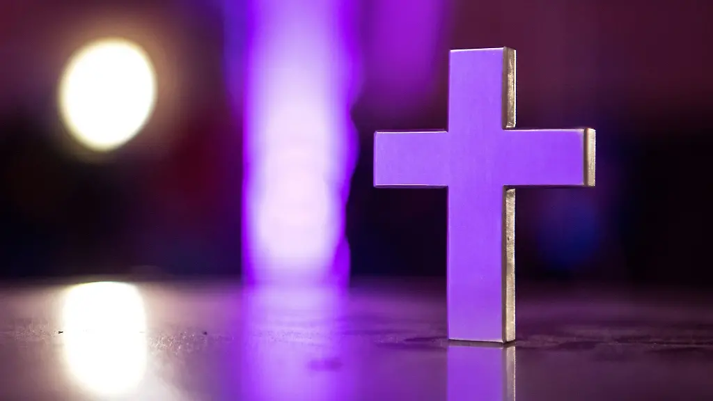 Ein-Kreuz-steht-in-einer-evangelischen-Kirche