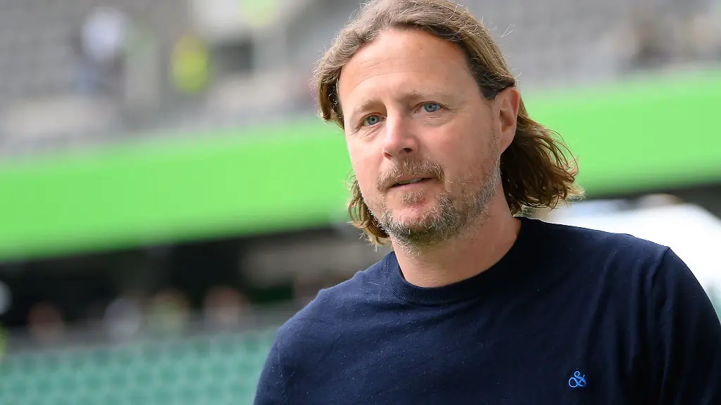 Mainz-Trainer-Bo-Henriksen-ist-vor-dem-Spiel-im-Stadion