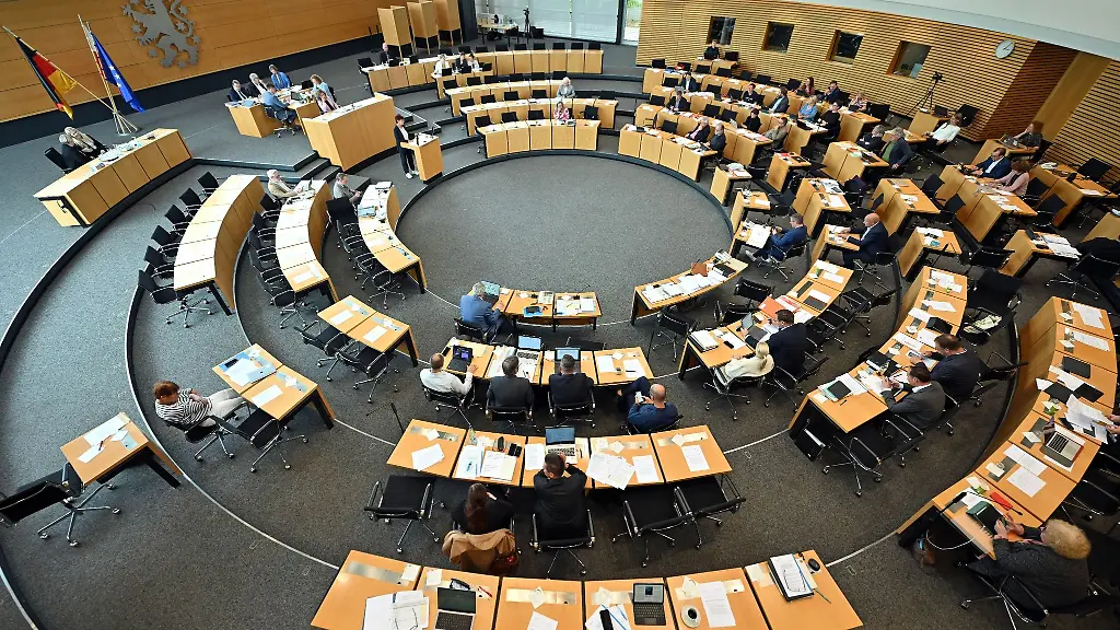 Abgeordnete-sitzen-im-Plenarsaal-waehrend-der-Sitzung-des-Thueringer-Landtags