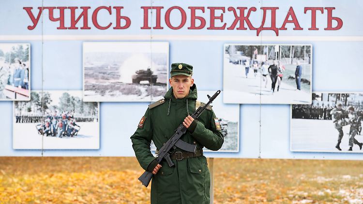 "Lerne zu gewinnen" steht auf dieser russischen Plakatwand: Moskaus Streitkräfte suchen verzweifelt neue Rekruten - was allerdings in der Bevölkerung nicht immer Begeisterung hervorruft.