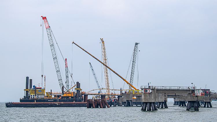 Die Bauarbeiten laufen: Zum Jahreswechsel soll das LNG-Terminal in Wilhelmshaven den Betrieb aufnehmen.