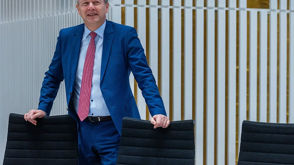 Heiko-Geue-SPD-Finanzminister-von-Mecklenburg-Vorpommern-steht-im-Landtag-von-Mecklenburg-Vorpommern-auf-der-Regierungsbank