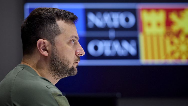 Vor knapp zwei Wochen hat der ukrainische Präsident Selenskyj den beschleunigten Beitritt seines Landes zur NATO beantragt.