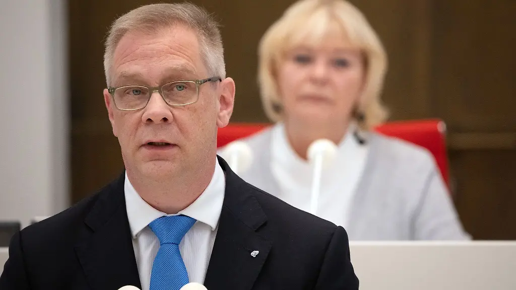 Andreas-Buettner-Die-Linke-spricht-waehrend-der-Sitzung-des-Brandenburger-Landtags-zur-Aktuellen-Stunde-Hinter-ihm-sitzt-Ulrike-Liedtke-Praesidentin-des-Landtages-Thema-war-Tradition-der-Toleranz-in-Brandenburg-schuetzen-Antisemitismus-konsequent-entgegentreten
