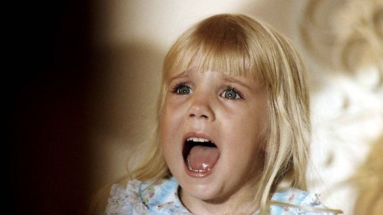 Die kleine Carol Anne (Heather O'Rourke) wird in Steven Spielbergs "Poltergeist" in eine Zwischenwelt entführt und muss mithilfe eines Mediums gerettet werden.