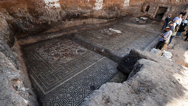 Das Archäologen-Team vermutet weitere Teile des Mosaiks unter angrenzenden Häusern. 