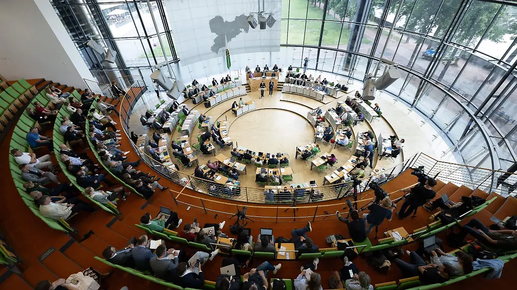 Michael-Kretschmer-CDU-Ministerpraesident-von-Sachsen-gibt-im-Plenum-eine-Regierungserklaerung-ab-Dem-Saechsischen-Landtag-steht-bei-seinen-letzten-Sitzungen-vor-der-Sommerpause-ein-Mammutprogramm-bevor