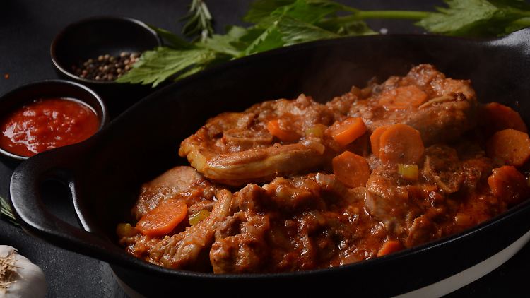 Ossobuco muss lange köcheln, soll dabei aber möglichst wenig Energie verbrauchen.
