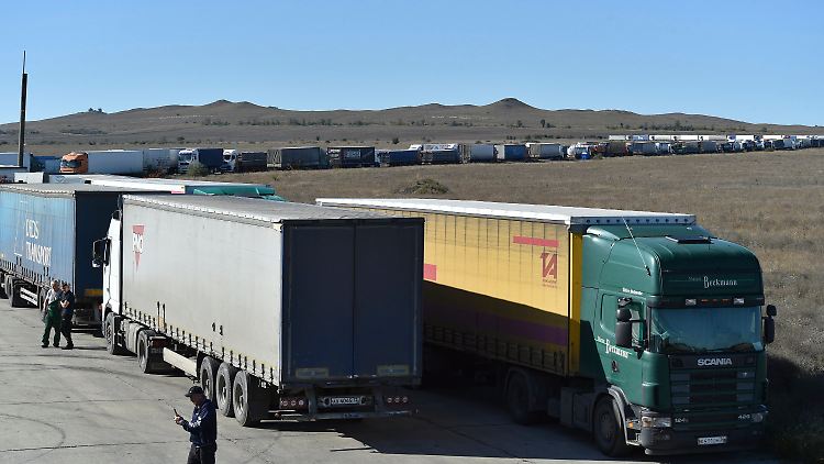 Kein Vorankommen: Zahlreiche Lkw stauen sich bei Kertsch.